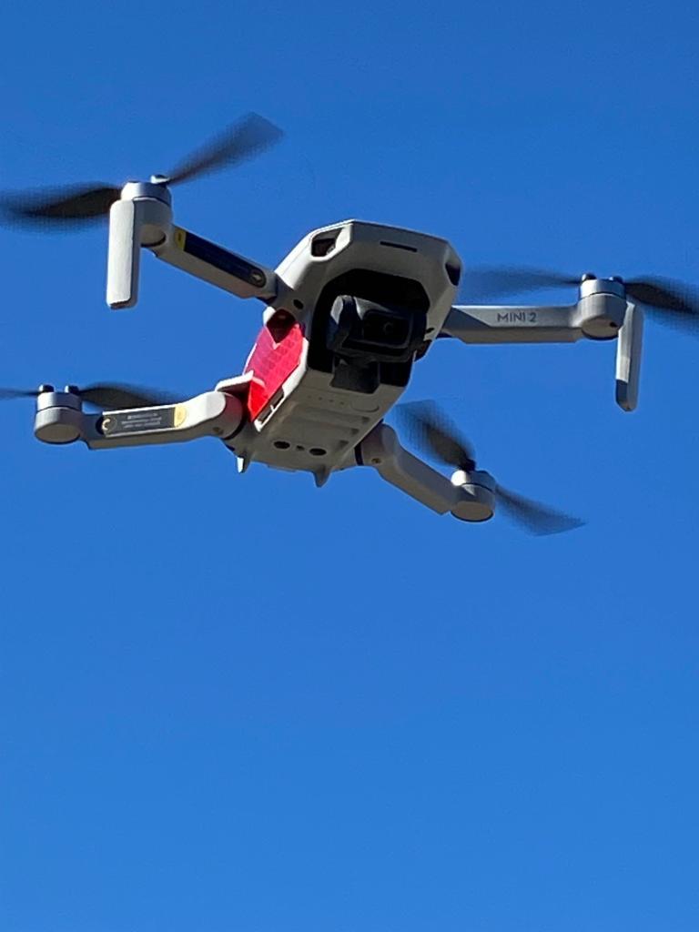 Drone DJI Mini 2 en vuelo durante un relevamiento aéreo