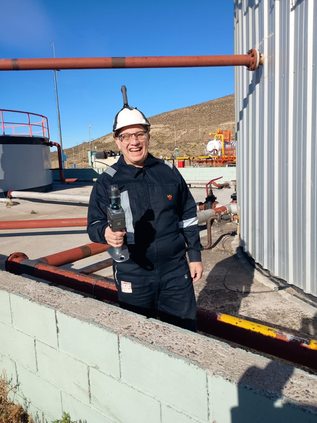 Enrique Silvestri operando el escáner LiDAR móvil durante un relevamiento en obra